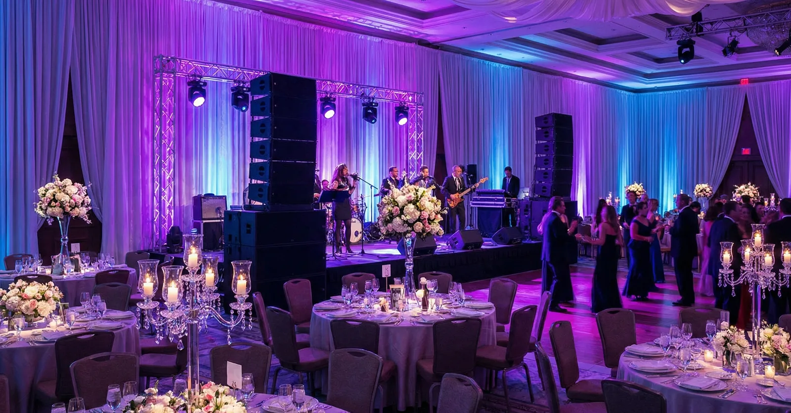 Otel balo salonunda profesyonel ses sistemi ve sahne aydınlatmasıyla düzenlenmiş gala etkinliği